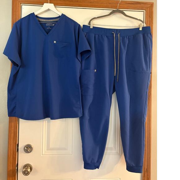 Women’s Fabletics, royal blue scrub set size 2X - Picture 1 of 4